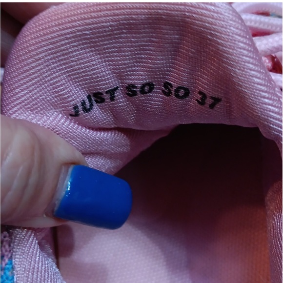 Tennis Shoes euc size 6.5 - Picture 8 of 8